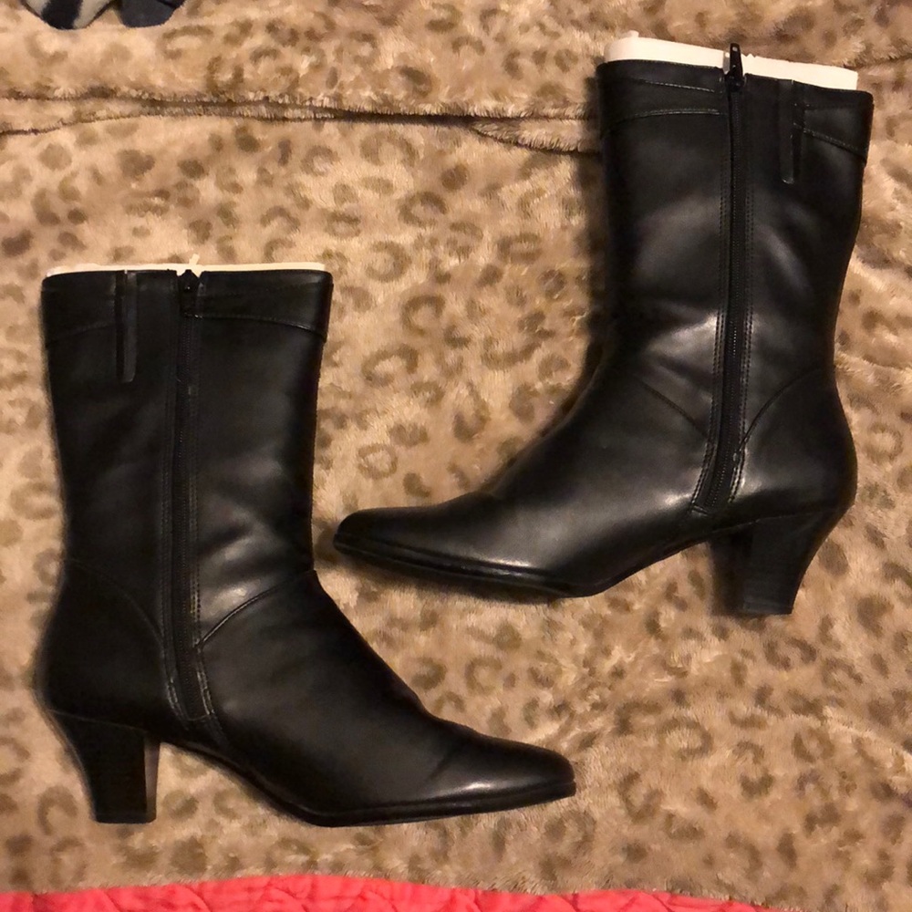 Brand new middie boots with heel
